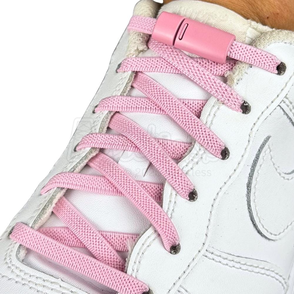 Elastische veters zonder strikken plat 6mm magnetische sluiting roze geregen in witte Nike Air Force 1
