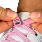 Elastische veters zonder strikken plat 6mm magnetische sluiting roze detailfoto van hoe de sluiting werkt