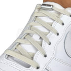 Elastische veters zonder strikken plat 6mm metalen draai capsule beige geregen in witte Nike Air Force 1