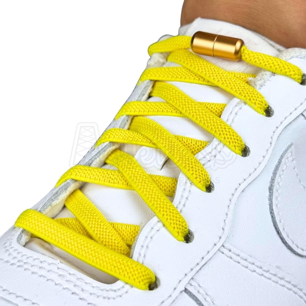 Elastische veters zonder strikken plat 6mm metalen draai capsule geel geregen in witte Nike Air Force 1