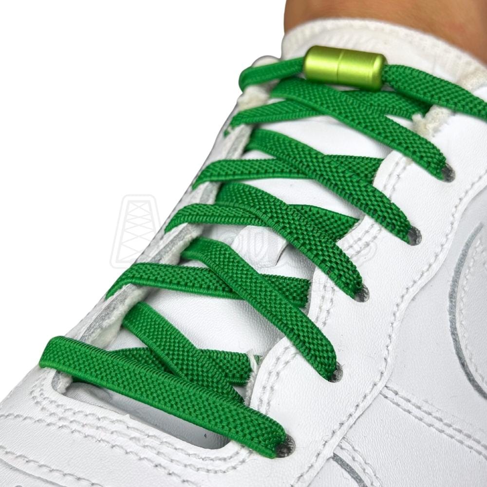 Elastische veters zonder strikken plat 6mm metalen draai capsule groen geregen in witte Nike Air Force 1