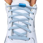 Elastische veters zonder strikken plat 6mm metalen draai capsule lichtblauw met stretch uitgerekt