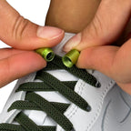 Elastische veters zonder strikken plat 6mm metalen draai capsule mosgroen detailfoto van hoe de sluiting werkt