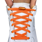 Elastische veters zonder strikken plat 6mm metalen draai capsule oranje met stretch uitgerekt