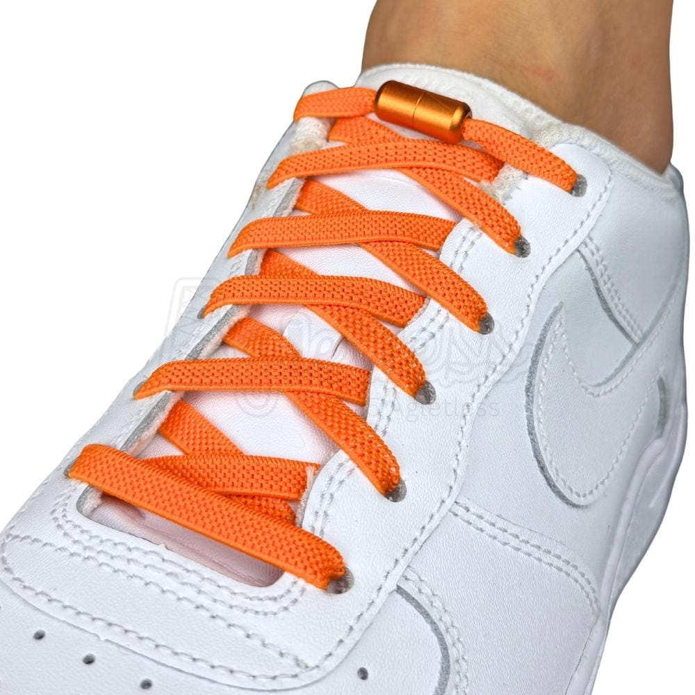 Elastische veters zonder strikken plat 6mm metalen draai capsule oranje geregen in witte Nike Air Force 1