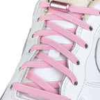 Elastische veters zonder strikken plat 6mm metalen draai capsule roze geregen in witte Nike Air Force 1