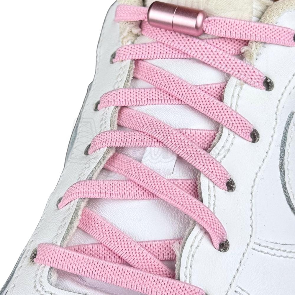 Elastische veters zonder strikken plat 6mm metalen draai capsule roze geregen in witte Nike Air Force 1