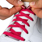 Elastische veters zonder strikken plat 6mm metalen draai capsule rozenrood detailfoto van hoe de sluiting werkt