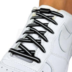 Elastische veters zonder strikken plat 6mm metalen draai capsule zwart wit geregen in witte Nike Air Force 1