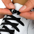 Elastische veters zonder strikken plat 6mm metalen draai capsule zwart detailfoto van hoe de sluiting werkt