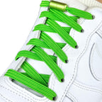 Elastische veters zonder strikken plat 7mm capsule sluiting appelgroen geregen in witte Nike Air Force 1