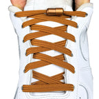 Elastische veters zonder strikken plat 7mm capsule sluiting bruin met stretch uitgerekt