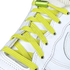 Elastische veters zonder strikken plat 7mm capsule sluiting citroengeel geregen in witte Nike Air Force 1