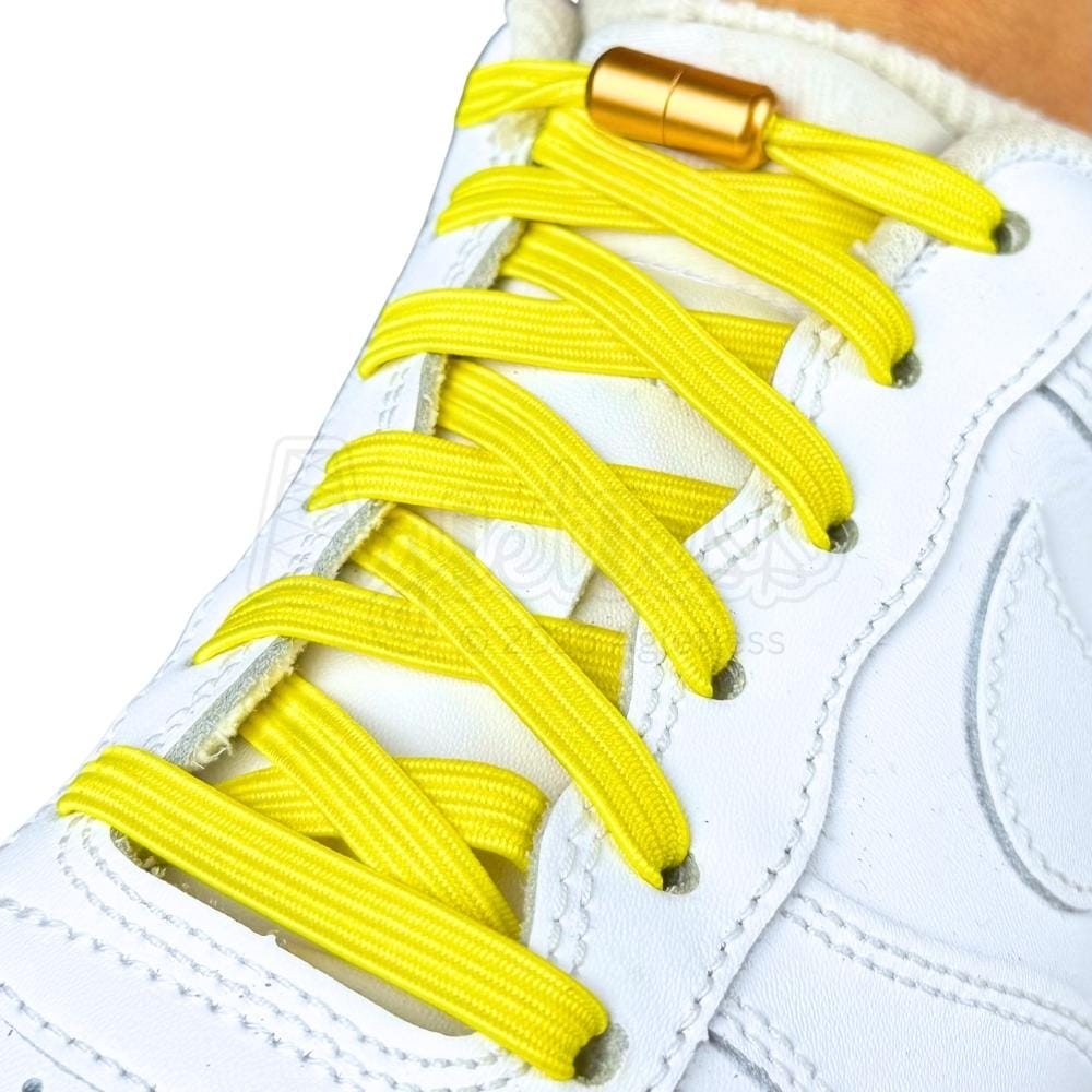 Elastische veters zonder strikken plat 7mm capsule sluiting geel geregen in witte Nike Air Force 1