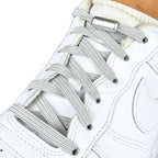 Elastische veters zonder strikken plat 7mm capsule sluiting grijs geregen in witte Nike Air Force 1