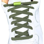 Elastische veters zonder strikken plat 7mm capsule sluiting mosgroen met stretch uitgerekt