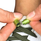 Elastische veters zonder strikken plat 7mm capsule sluiting mosgroen detailfoto van hoe de sluiting werkt