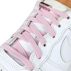 Elastische veters zonder strikken plat 7mm capsule sluiting roze geregen in witte Nike Air Force 1
