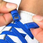 Elastische veters zonder strikken plat 7mm magnetische sluiting blauw detailfoto van hoe de sluiting werkt