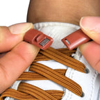 Elastische veters zonder strikken plat 7mm magnetische sluiting bruin detailfoto van hoe de sluiting werkt