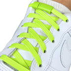 Elastische veters zonder strikken plat 7mm magnetische sluiting fluorescerend groen geregen in witte Nike Air Force 1