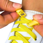 Elastische veters zonder strikken plat 7mm magnetische sluiting geel detailfoto van hoe de sluiting werkt