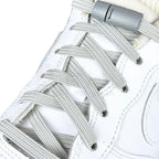 Elastische veters zonder strikken plat 7mm magnetische sluiting grijs geregen in witte Nike Air Force 1