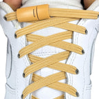 Elastische veters zonder strikken plat 7mm magnetische sluiting lichtbruin met stretch uitgerekt