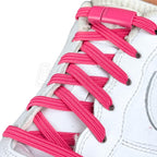 Elastische veters zonder strikken plat 7mm magnetische sluiting rozenrood geregen in witte Nike Air Force 1