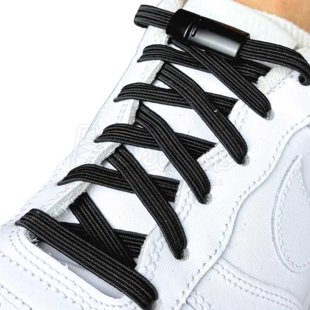 Elastische veters zonder strikken plat 7mm magnetische sluiting zwart geregen in witte Nike Air Force 1