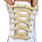 Elastische veters zonder strikken plat 8mm magnetische sluiting beige met stretch uitgerekt