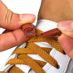 Elastische veters zonder strikken plat 8mm magnetische sluiting bruin detailfoto van hoe de sluiting werkt