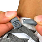 Elastische veters zonder strikken plat 8mm magnetische sluiting donkergrijs detailfoto van hoe de sluiting werkt