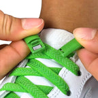 Elastische veters zonder strikken plat 8mm magnetische sluiting groen detailfoto van hoe de sluiting werkt