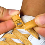 Elastische veters zonder strikken plat 8mm magnetische sluiting lichtbruin detailfoto van hoe de sluiting werkt