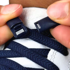 Elastische veters zonder strikken plat 8mm magnetische sluiting marineblauw detailfoto van hoe de sluiting werkt