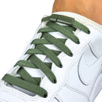 Elastische veters zonder strikken plat 8mm magnetische sluiting mosgroen geregen in witte Nike Air Force 1
