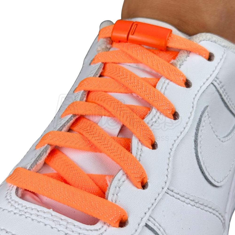 Elastische veters zonder strikken plat 8mm magnetische sluiting oranje geregen in witte Nike Air Force 1