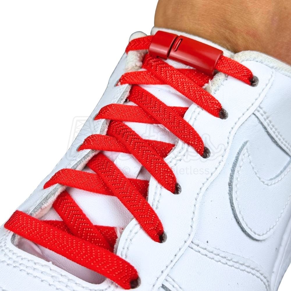 Elastische veters zonder strikken plat 8mm magnetische sluiting rood geregen in witte Nike Air Force 1