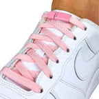 Elastische veters zonder strikken plat 8mm magnetische sluiting roze geregen in witte Nike Air Force 1