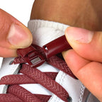 Elastische veters zonder strikken plat 8mm magnetische sluiting wijnrood detailfoto van hoe de sluiting werkt