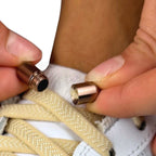 Elastische veters zonder strikken plat 8mm metalen draai capsule beige detailfoto van hoe de sluiting werkt