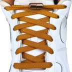 Elastische veters zonder strikken plat 8mm metalen draai capsule bruin met stretch uitgerekt