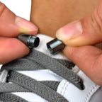 Elastische veters zonder strikken plat 8mm metalen draai capsule donkergrijs detailfoto van hoe de sluiting werkt