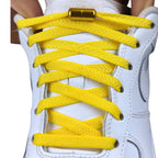 Elastische veters zonder strikken plat 8mm metalen draai capsule geel met stretch uitgerekt