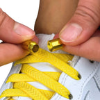 Elastische veters zonder strikken plat 8mm metalen draai capsule geel detailfoto van hoe de sluiting werkt