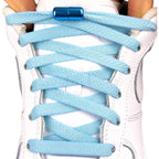 Elastische veters zonder strikken plat 8mm metalen draai capsule lichtblauw met stretch uitgerekt