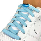 Elastische veters zonder strikken plat 8mm metalen draai capsule lichtblauw geregen in witte Nike Air Force 1