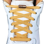 Elastische veters zonder strikken plat 8mm metalen draai capsule lichtbruin met stretch uitgerekt