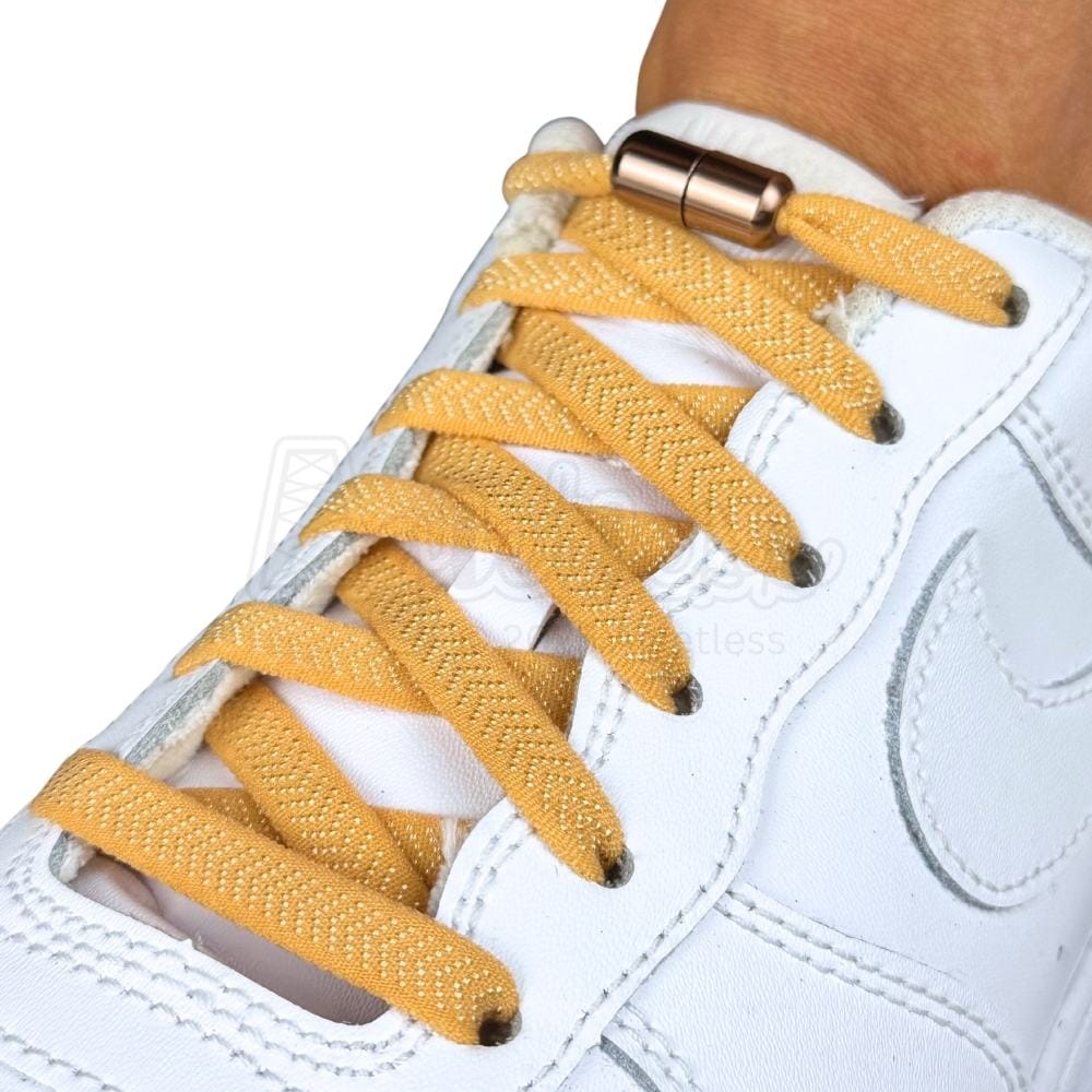 Elastische veters zonder strikken plat 8mm metalen draai capsule lichtbruin geregen in witte Nike Air Force 1